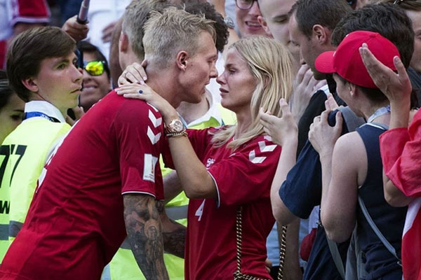 Sau đêm cuồng nhiệt bên tình cũ, chồng hăm hở về nhà ly hôn vợ, nhưng vừa nhìn vết máu khô trên trán cô, anh lặng người ân hận-2