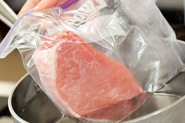 Mẹo nhỏ khi làm thịt kho tàu: Thêm vài giọt này món ăn mềm ngon, mỡ trong veo tan ngay trong miệng-5