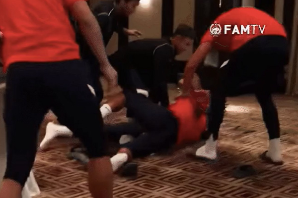 Hay tin con gái xô xát ở trường, bố nữ sinh lớp 9 vác gậy bóng chày tới tận nơi vung vẩy dọa nạt-3