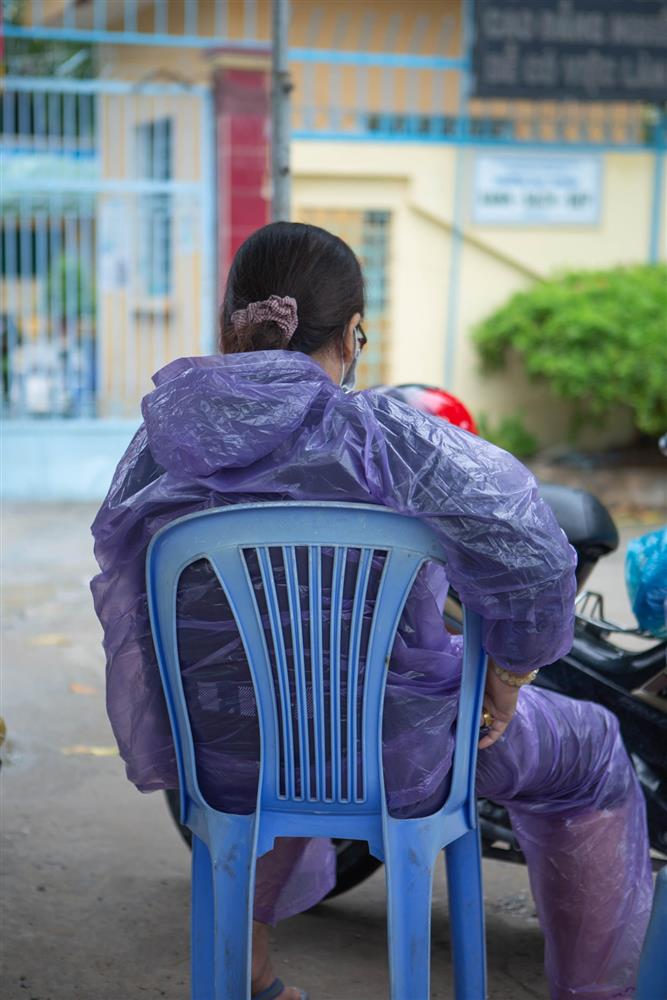 Cha mẹ canh ngoài cổng trường, ôm hôn an ủi khi con kiểm tra xong: Thi xong rồi, về nhà thôi con!-1