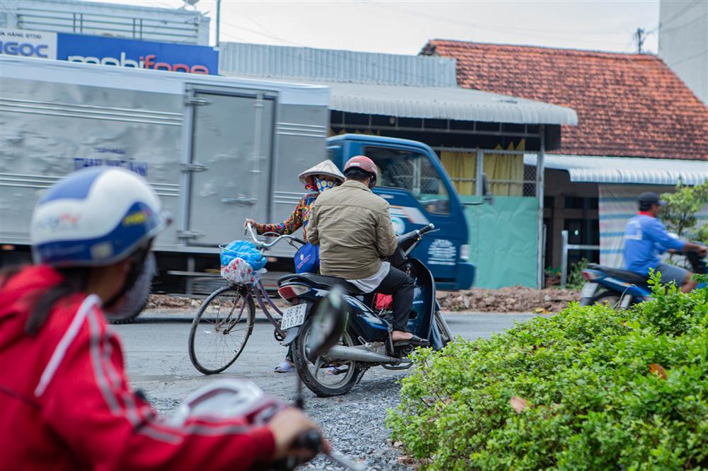 Cha mẹ canh ngoài cổng trường, ôm hôn an ủi khi con kiểm tra xong: Thi xong rồi, về nhà thôi con!-2