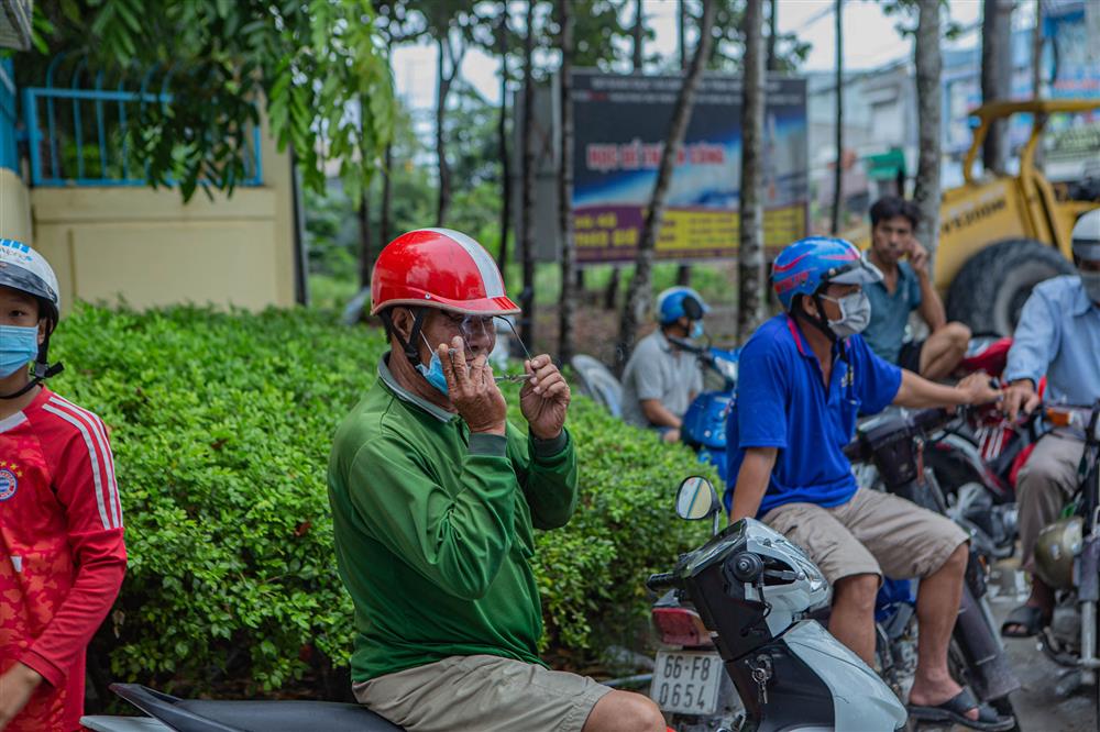 Cha mẹ canh ngoài cổng trường, ôm hôn an ủi khi con kiểm tra xong: Thi xong rồi, về nhà thôi con!-3