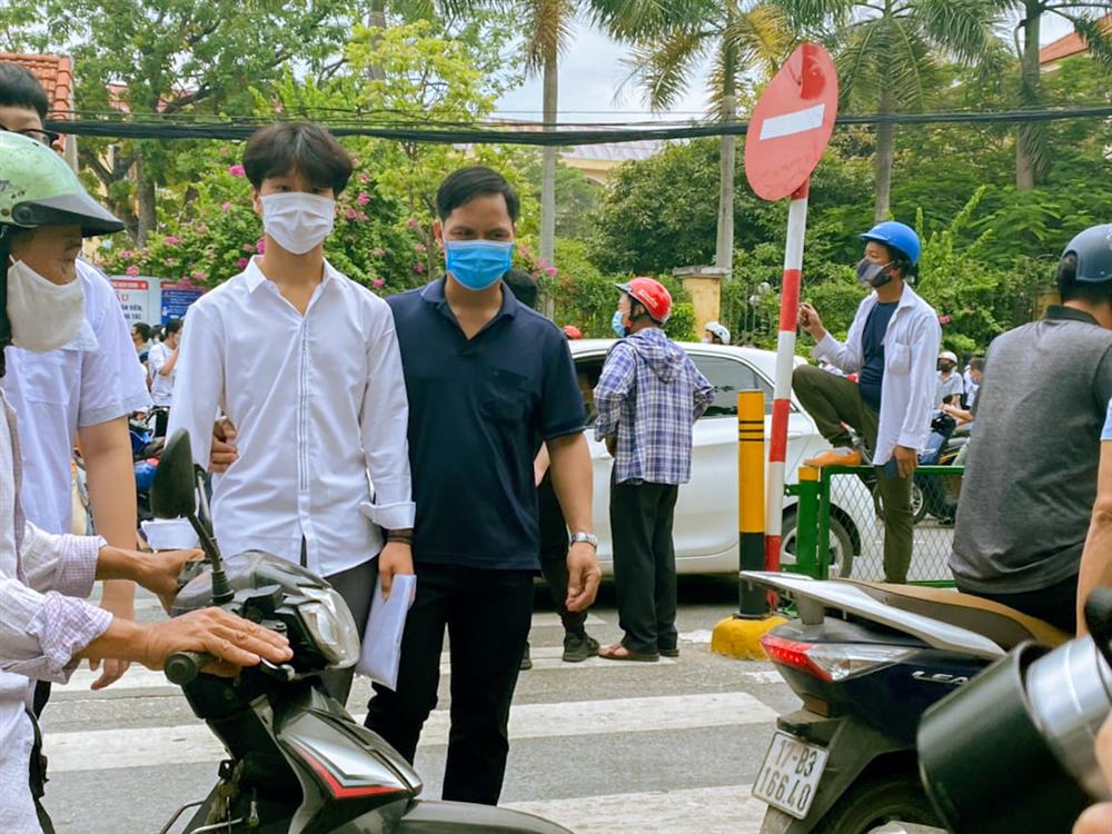 Cha mẹ canh ngoài cổng trường, ôm hôn an ủi khi con kiểm tra xong: Thi xong rồi, về nhà thôi con!-6