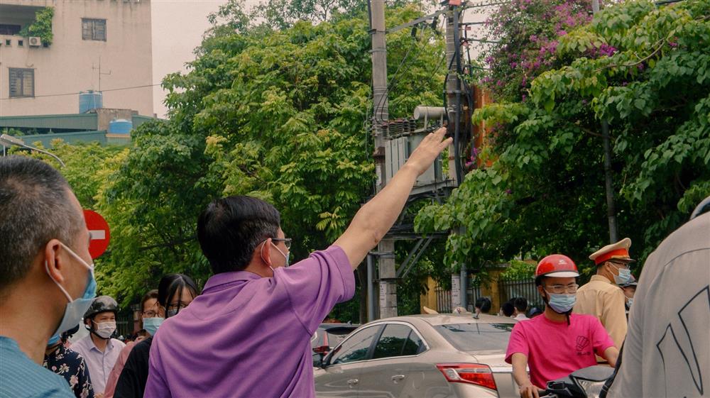 Cha mẹ canh ngoài cổng trường, ôm hôn an ủi khi con kiểm tra xong: Thi xong rồi, về nhà thôi con!-7