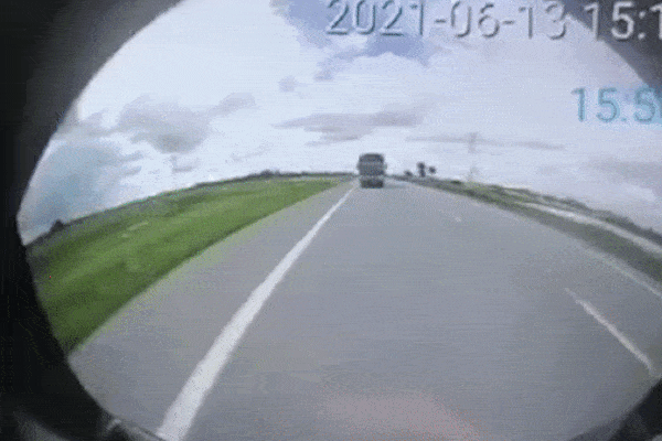 Vụ tai nạn kinh hoàng 3 người chết ở Hưng Yên: Khoảnh khắc chiếc ô tô con lấn làn, 