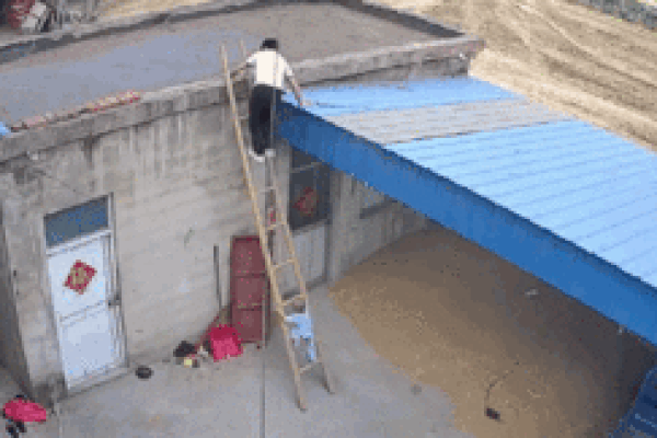 Phút đứng tim bố cứu con 2 tuổi thoát nạn thần kỳ