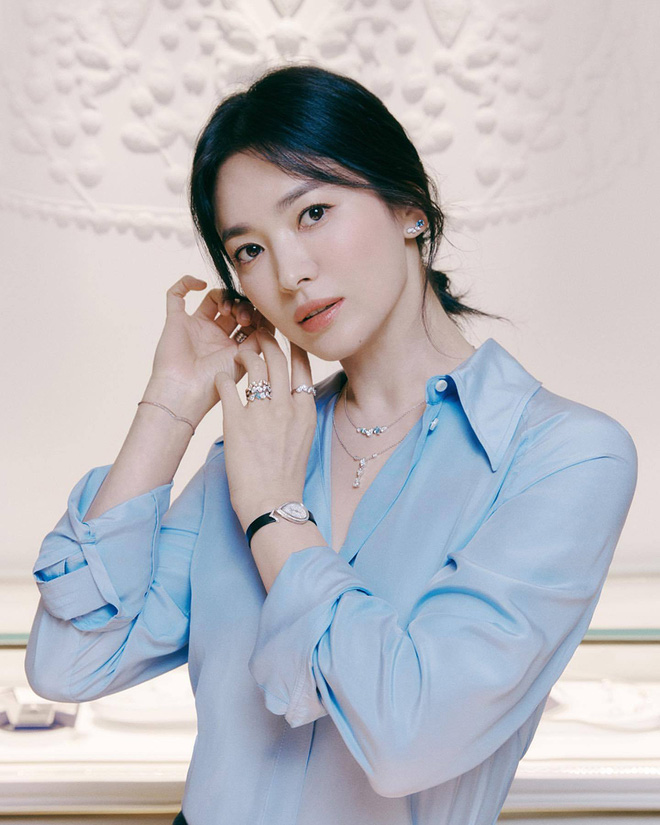 Bây giờ thử đặt Song Hye Kyo và Son Ye Jin lên bàn cân: Diện đồ 2 dây e ấp vòng 1 tới ná thở, ai mới ngồi mâm trên?-1