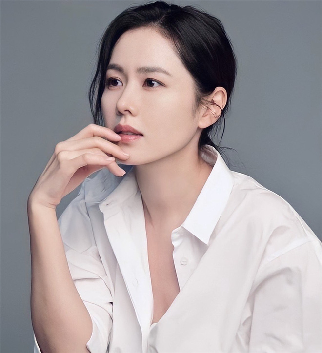 Bây giờ thử đặt Song Hye Kyo và Son Ye Jin lên bàn cân: Diện đồ 2 dây e ấp vòng 1 tới ná thở, ai mới ngồi mâm trên?-2