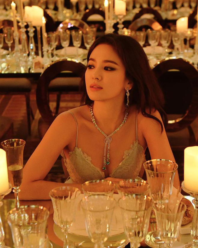 Bây giờ thử đặt Song Hye Kyo và Son Ye Jin lên bàn cân: Diện đồ 2 dây e ấp vòng 1 tới ná thở, ai mới ngồi mâm trên?-5