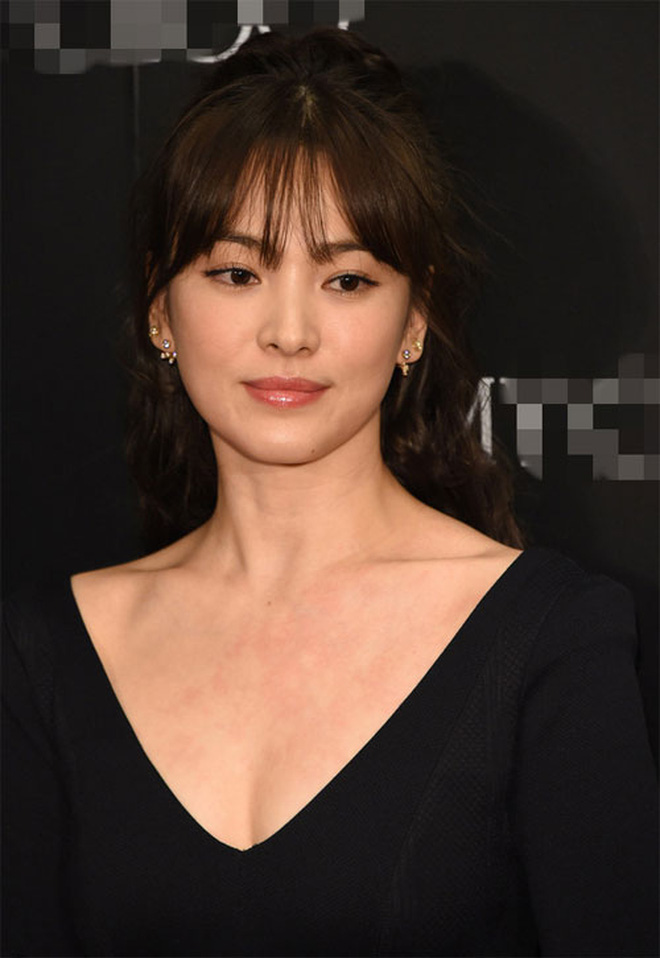 Bây giờ thử đặt Song Hye Kyo và Son Ye Jin lên bàn cân: Diện đồ 2 dây e ấp vòng 1 tới ná thở, ai mới ngồi mâm trên?-6