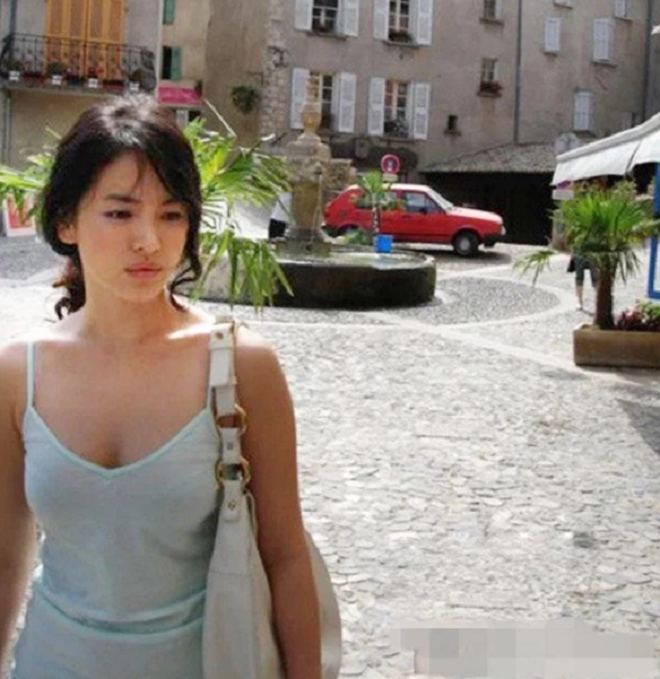 Bây giờ thử đặt Song Hye Kyo và Son Ye Jin lên bàn cân: Diện đồ 2 dây e ấp vòng 1 tới ná thở, ai mới ngồi mâm trên?-9