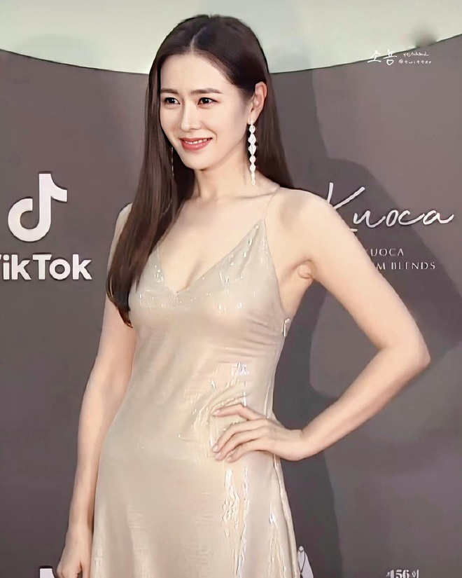 Bây giờ thử đặt Song Hye Kyo và Son Ye Jin lên bàn cân: Diện đồ 2 dây e ấp vòng 1 tới ná thở, ai mới ngồi mâm trên?-11