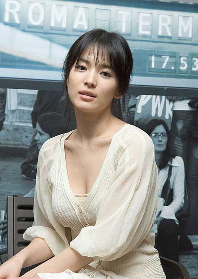 Bây giờ thử đặt Song Hye Kyo và Son Ye Jin lên bàn cân: Diện đồ 2 dây e ấp vòng 1 tới ná thở, ai mới ngồi mâm trên?-7