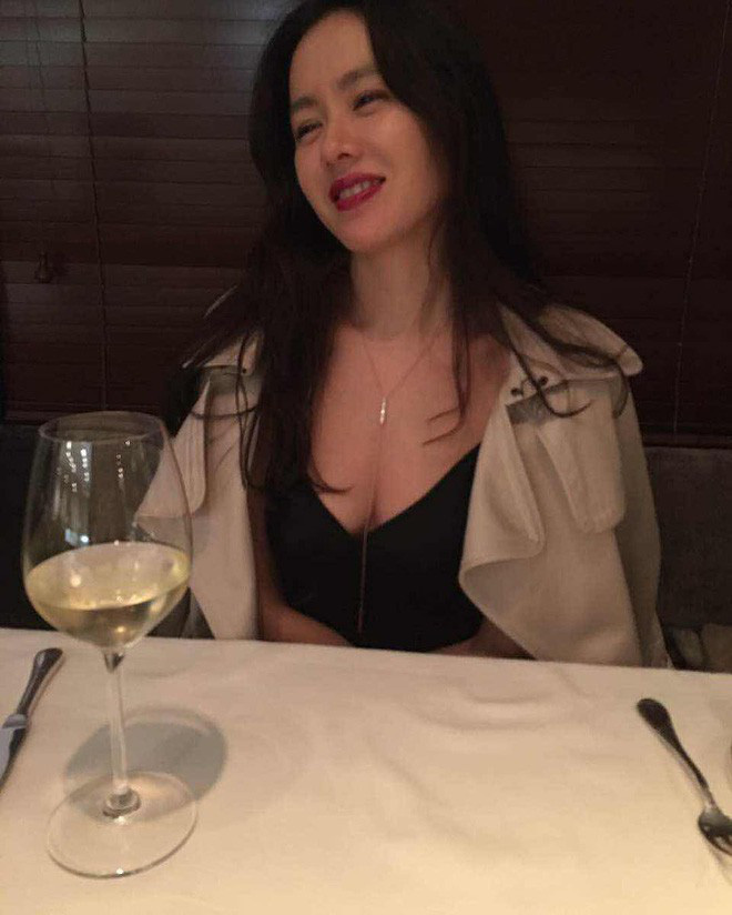 Bây giờ thử đặt Song Hye Kyo và Son Ye Jin lên bàn cân: Diện đồ 2 dây e ấp vòng 1 tới ná thở, ai mới ngồi mâm trên?-16