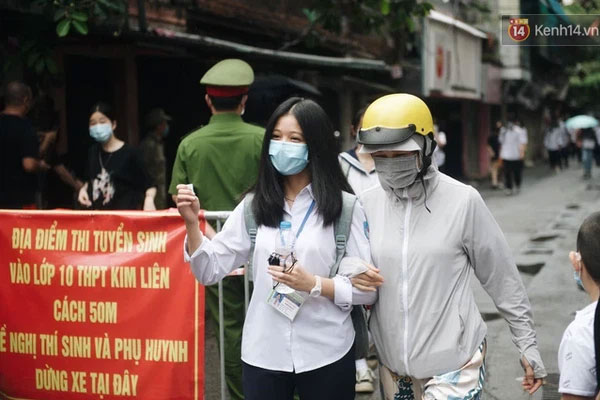 Kỳ thi vào lớp 10 ở Hà Nội trời mưa ướt sũng nảy sinh vấn đề gây tranh luận: Ai đi ô tô cũng đưa con vào tận cổng thì chỗ đâu cho đủ?-8