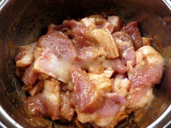 Mẹo nhỏ khi làm thịt kho tàu: Thêm vài giọt này món ăn mềm ngon, mỡ trong veo tan ngay trong miệng-2