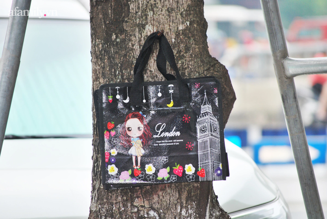 Bí ẩn túi đựng xác thai nhi, xin đừng lấy treo ở gốc cây ven đường-4