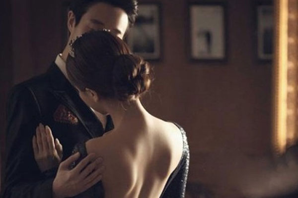 Nửa đêm vợ giật mình tỉnh dậy thấy chồng ngoài phòng khách cùng hành động lén lút, nghe hai câu hỏi của anh mà cô vỡ òa-5