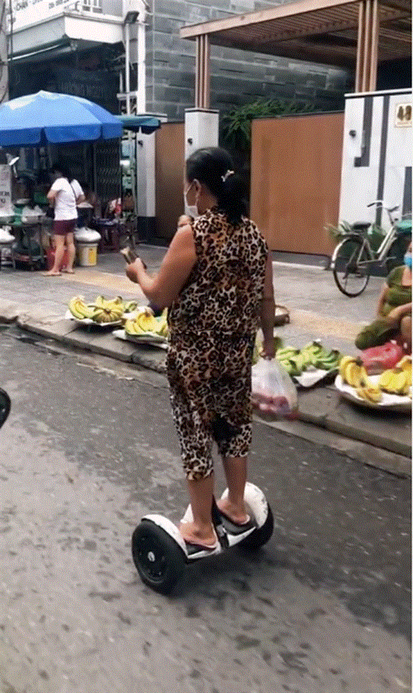 Bà cô chịu chơi nhất Việt Nam: Đi chợ bằng xe điện thăng bằng giá cả triệu 1 chiếc, Ninja Lead còn phải gọi bằng cụ!-2
