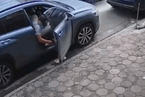 Nam thanh niên đi xe máy ném rác ‘trả lại’ tài xế ô tô-1