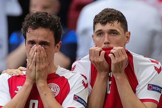 Các cầu thủ đội tuyển Đan Mạch được hỗ trợ điều trị tâm lý sau pha ngừng tim bi thảm của tiền vệ Eriksen