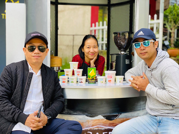 Loại kem lạ” giá hơn 40.000 đồng/hộp, cứ có đến đâu bán hết đến đó-2