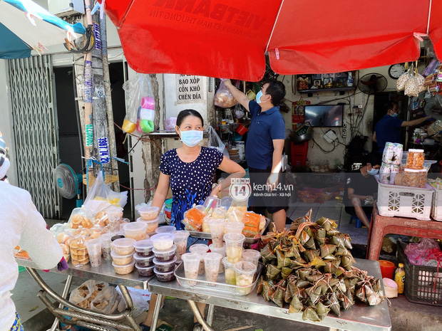Hôm nay Tết Đoan Ngọ cả Sài Gòn đi chợ sớm: Cơm rượu - bánh tro chiếm hết spotlight-1