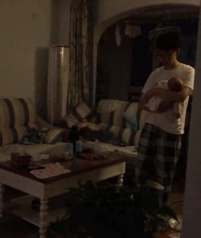 Nửa đêm vợ giật mình tỉnh dậy thấy chồng ngoài phòng khách cùng hành động lén lút, nghe hai câu hỏi của anh mà cô vỡ òa-2