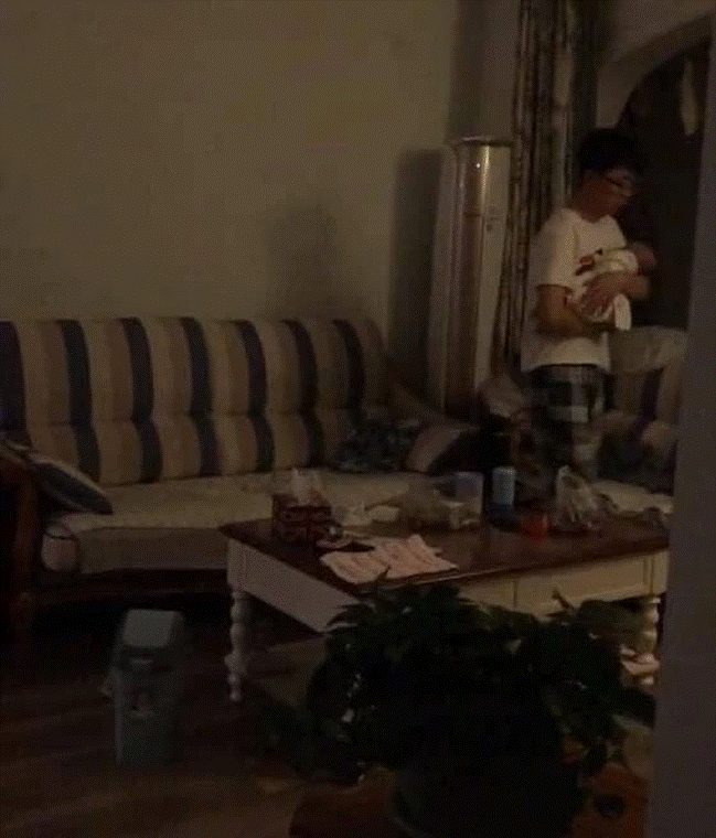 Nửa đêm vợ giật mình tỉnh dậy thấy chồng ngoài phòng khách cùng hành động lén lút, nghe hai câu hỏi của anh mà cô vỡ òa-3