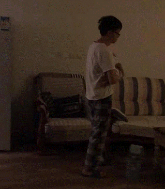 Nửa đêm vợ giật mình tỉnh dậy thấy chồng ngoài phòng khách cùng hành động lén lút, nghe hai câu hỏi của anh mà cô vỡ òa-4