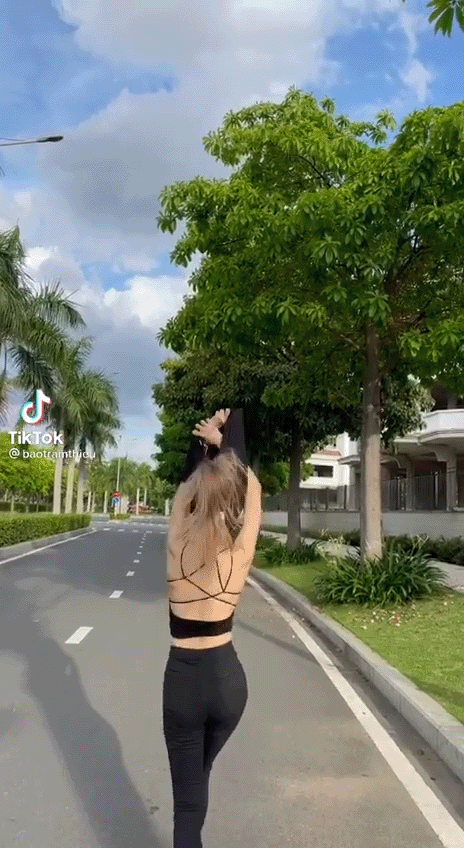 Thiều Bảo Trâm lột đồ giữa đường, còn thả thính sau khi có hint với Sơn Tùng-2