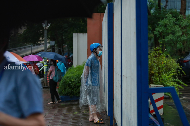 Kỳ thi vào lớp 10 ở Hà Nội trời mưa ướt sũng nảy sinh vấn đề gây tranh luận: Ai đi ô tô cũng đưa con vào tận cổng thì chỗ đâu cho đủ?-5