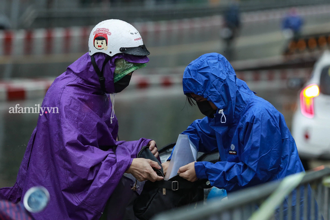 Kỳ thi vào lớp 10 ở Hà Nội trời mưa ướt sũng nảy sinh vấn đề gây tranh luận: Ai đi ô tô cũng đưa con vào tận cổng thì chỗ đâu cho đủ?-4