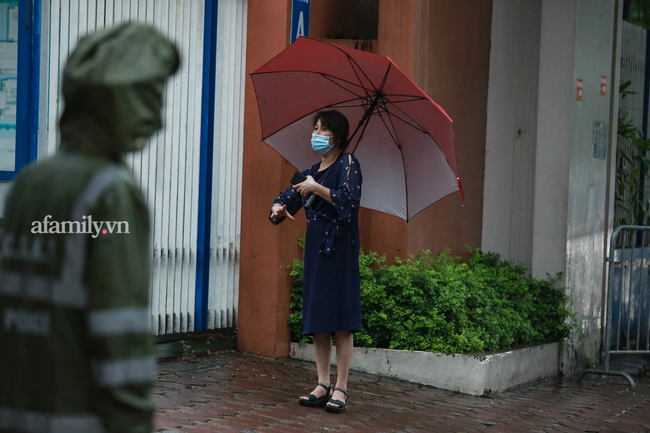 Kỳ thi vào lớp 10 ở Hà Nội trời mưa ướt sũng nảy sinh vấn đề gây tranh luận: Ai đi ô tô cũng đưa con vào tận cổng thì chỗ đâu cho đủ?-7