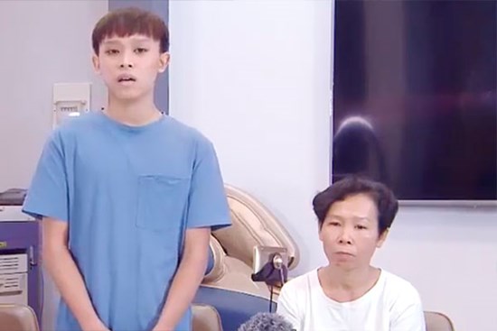 Mẹ Hồ Văn Cường: 'Tôi không biết gì về cát-xê của con vài năm qua'