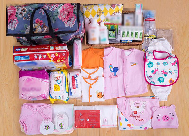 Vừa sinh, vợ nhận được thùng hàng chuyển phát nhanh mẹ gửi thì gào khóc nức nở, ông chồng suýt lăn đùng vì tức-1