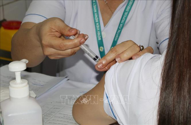 Tấm khiên vaccine nhìn từ chuyện nhân viên y tế dương tính với SARS-CoV-2-2