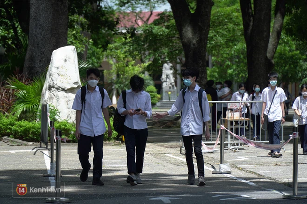 8.000 thí sinh thi vào các trường chuyên hot nhất Hà Nội: Đề siêu hay và khó-8