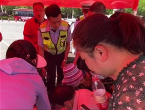 Nam sinh ngất xỉu vì mất phiếu dự thi đại học, đến khi tỉnh lại đã bỏ lỡ tất cả các môn thi-1