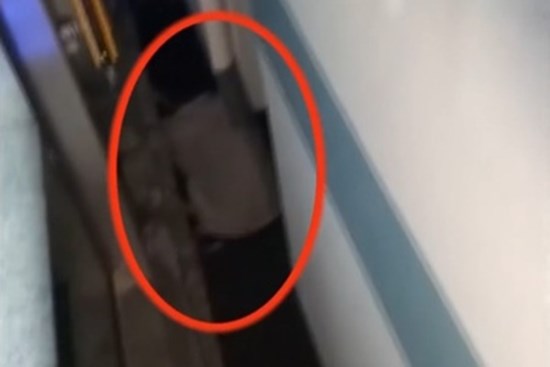 Cứu bé trai 2 tháng tuổi bị lọt xuống gầm tàu điện ngầm