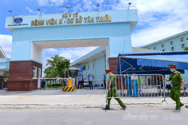 Mẹ của bệnh nhân Covid-19 nặng từng tiên lượng tử vong: Con chúng tôi đã được cứu sống rồi. Công ơn này chúng tôi xin ghi lòng tạc dạ-3