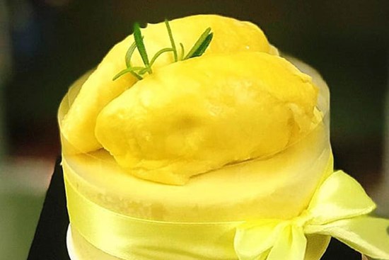 Bánh kem sầu riêng nguyên múi 'siêu chảnh' giá cả nửa triệu đồng