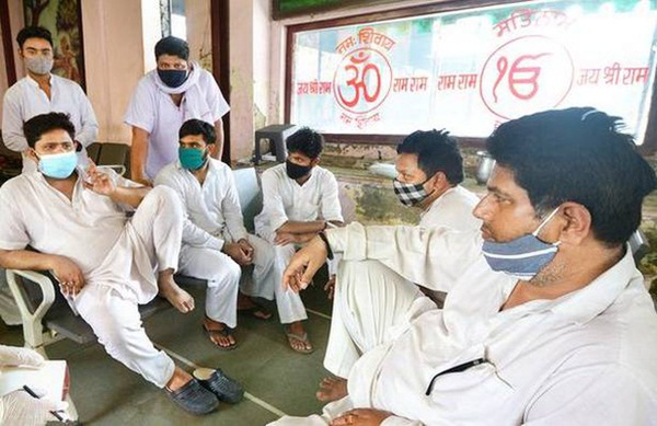 Người ta bỏ xác chết trước cửa, chẳng nói gì: Nhân viên lò hỏa táng Ấn Độ nhớ về những ngày kinh hoàng-1