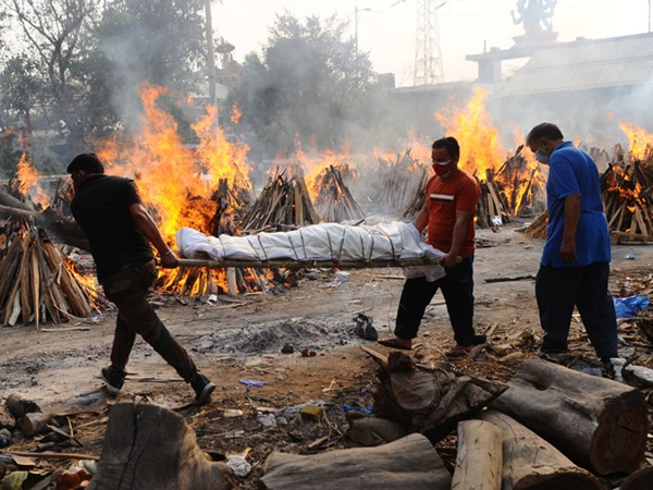 Người ta bỏ xác chết trước cửa, chẳng nói gì: Nhân viên lò hỏa táng Ấn Độ nhớ về những ngày kinh hoàng-3