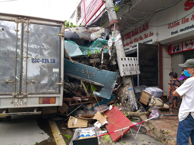 Vụ tài xế đánh lái tránh 2 người đi xe máy ở Hà Giang: Đã xác định tốc độ xe ở thời điểm tai nạn-2