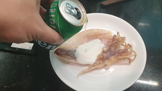 Tối nay Việt Nam gặp UAE, mách mọi người cách nướng mực siêu tốc: 3 phút xong, an toàn, thơm ngon hết sảy-2