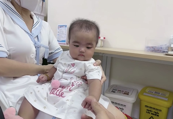 Mạc Văn Khoa hụt hẫng vì phản ứng phũ phàng của con gái cưng: Cười với cả thế giới, trừ bố!-3