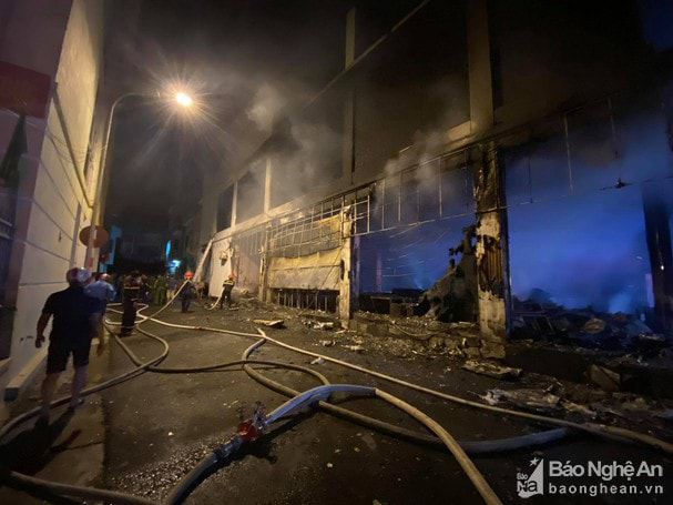 Cháy phòng trà lớn nhất TP Vinh trong đêm khiến 6 người chết: Trong đó có 2 trẻ em và 1 phụ nữ mang thai-1