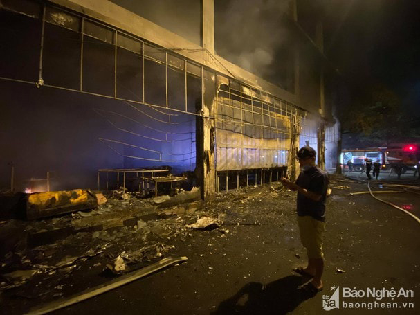 Cháy phòng trà lớn nhất TP Vinh trong đêm khiến 6 người chết: Trong đó có 2 trẻ em và 1 phụ nữ mang thai-2