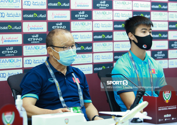 HLV Park Hang-seo đuổi người quay phim vì sợ lộ thông tin ở phòng họp báo-10